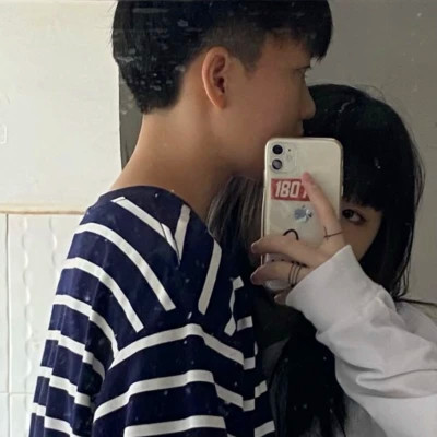 拿着手机的情侣头像
