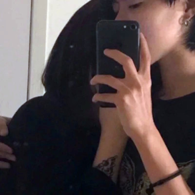 拿着手机的情侣头像