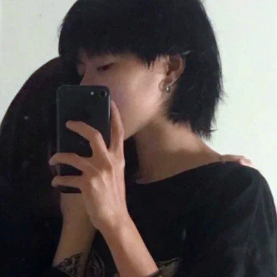 拿着手机的情侣头像