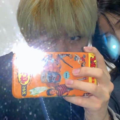拿着手机的情侣头像