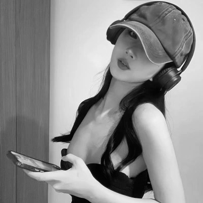 黑白高冷成熟御姐头像图片