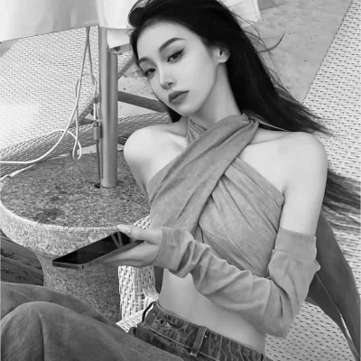 黑白高冷成熟御姐头像图片