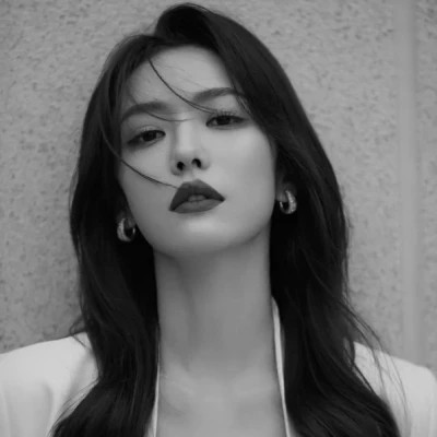 女士高冷黑白头像图片高清