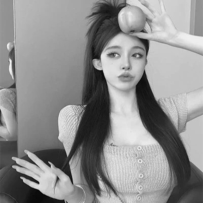 女士高冷黑白头像图片高清