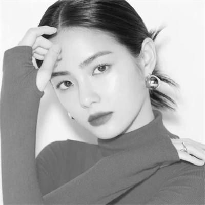 女士高冷黑白头像图片高清