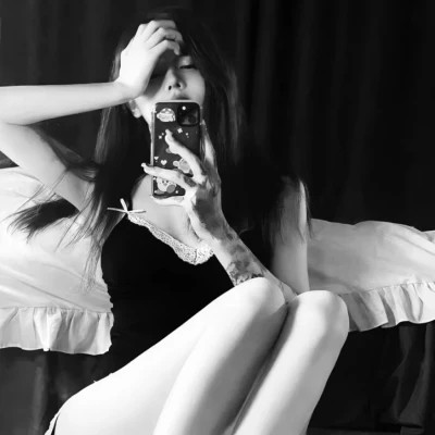 女士高冷黑白头像图片高清