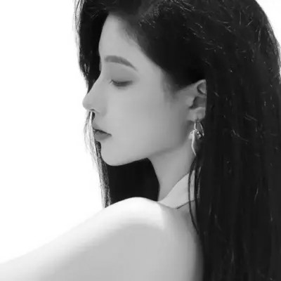 女士高冷黑白头像图片高清
