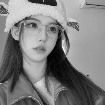 女士高冷黑白头像图片高清