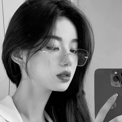 女士高冷黑白头像图片高清