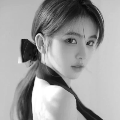 女士高冷黑白头像图片高清