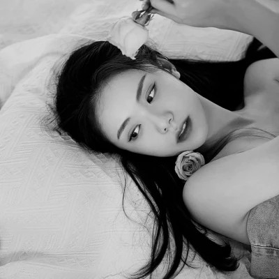 女士高冷黑白头像图片高清