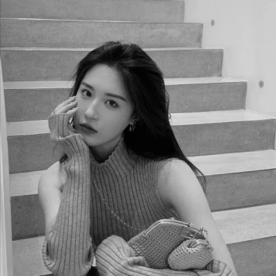 女士高冷黑白头像图片高清