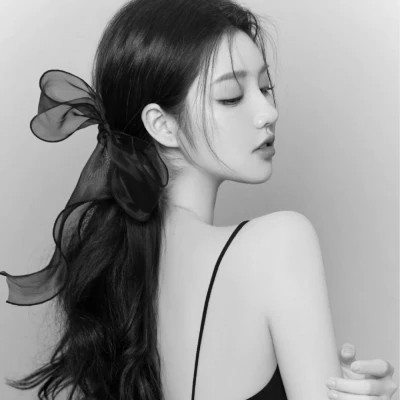 女士高冷黑白头像图片高清