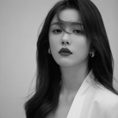 女士高冷黑白头像图片高清
