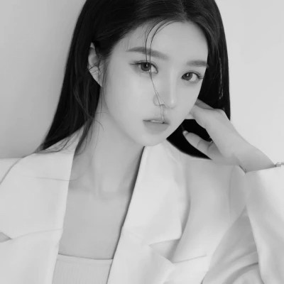 女士高冷黑白头像图片高清