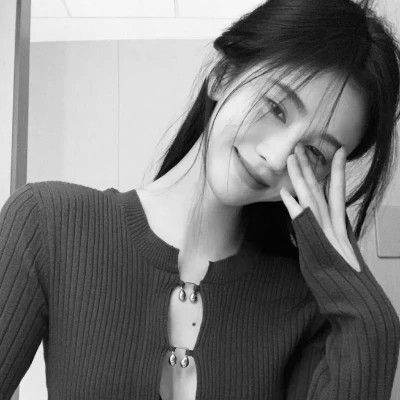 女生高清黑白真人微信头像图片