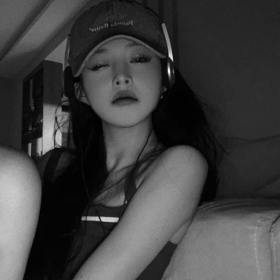 女生高清黑白真人微信头像图片