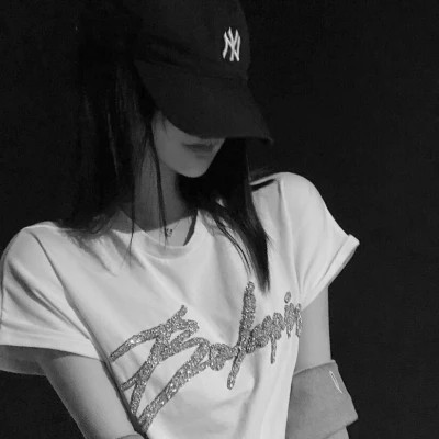 女生高清黑白真人微信头像图片