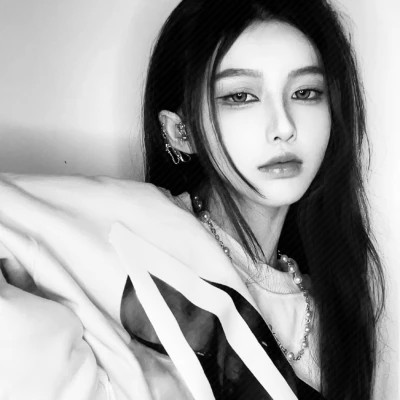 女生高清黑白真人微信头像图片