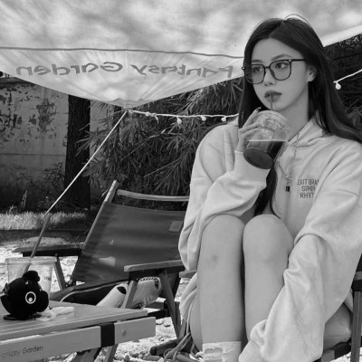 女生高清黑白真人微信头像图片