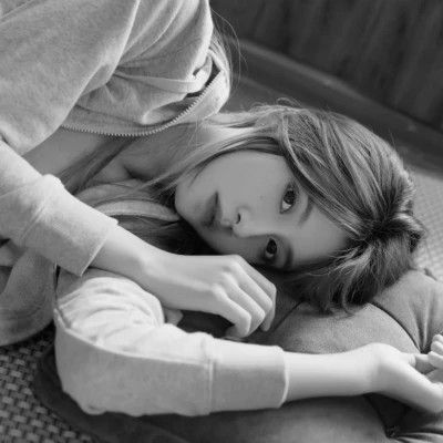 女生高清黑白真人微信头像图片