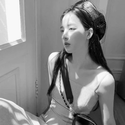 女生高清黑白真人微信头像图片
