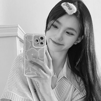 女生高清黑白真人微信头像图片