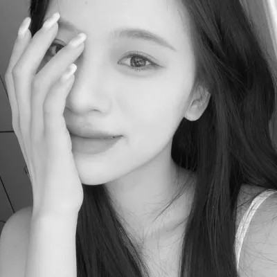 女生高清黑白真人微信头像图片