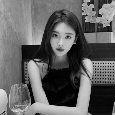 女生高清黑白真人微信头像图片