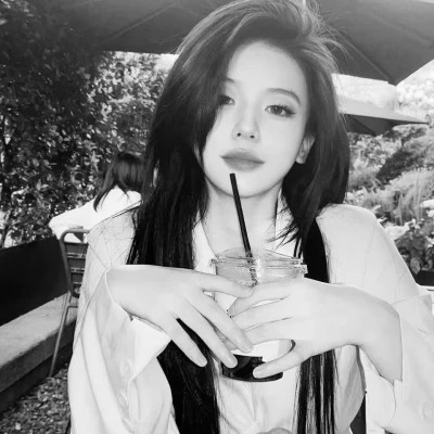 女生高清黑白真人微信头像图片