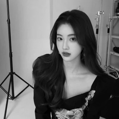 女生高清黑白真人微信头像图片