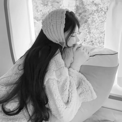 女生高清黑白真人微信头像图片