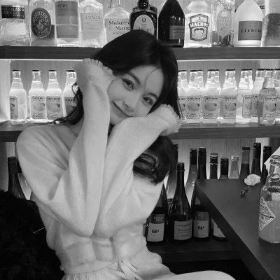 女生高清黑白真人微信头像图片