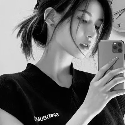 女生高清黑白真人微信头像图片