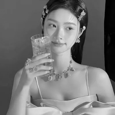 女生高清黑白真人微信头像图片