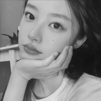 女生高清黑白真人微信头像图片