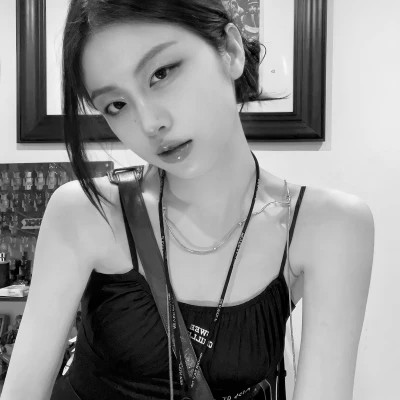 女生高清黑白真人微信头像图片