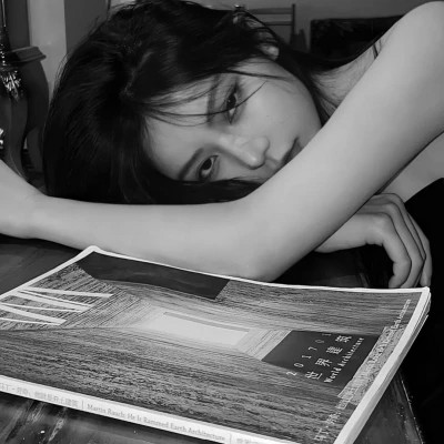黑白现代女头真人图片