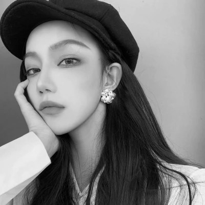 黑白现代女头真人图片
