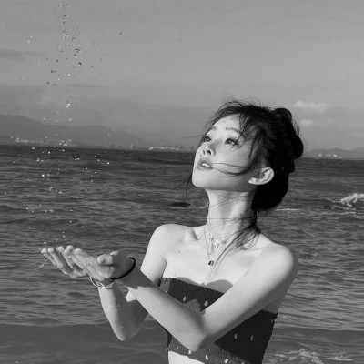 头像图片2025最火爆黑白女生