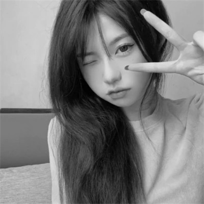 好看的黑白女生头像