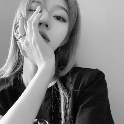 好看的黑白女生头像