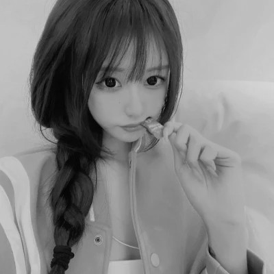好看的黑白女生头像