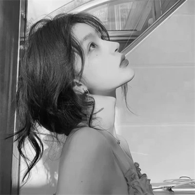 2025微信黑白女生头像高清真人