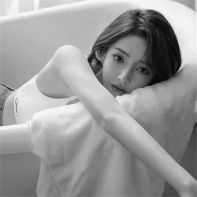 2025微信黑白女生头像高清真人