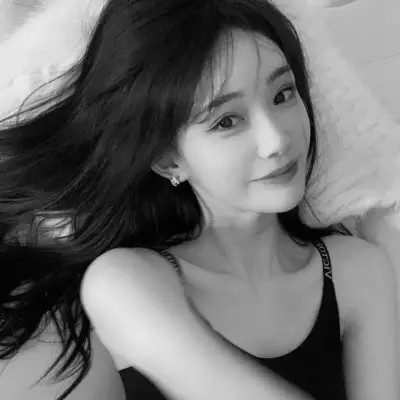 2025微信黑白女生头像高清真人