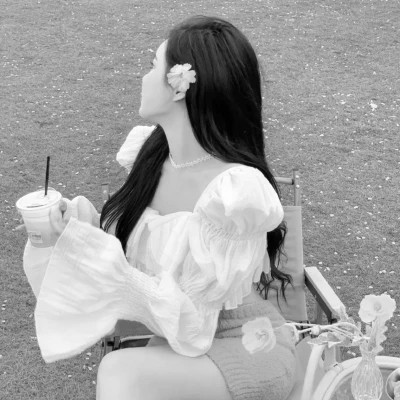 2025微信黑白女生头像高清真人