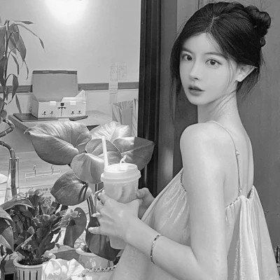2025微信黑白女生头像高清真人