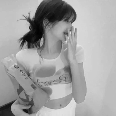 2025微信黑白女生头像高清真人