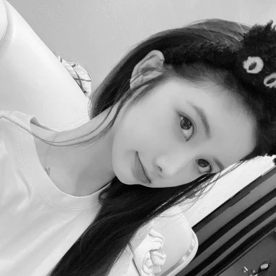 2025微信黑白女生头像高清真人